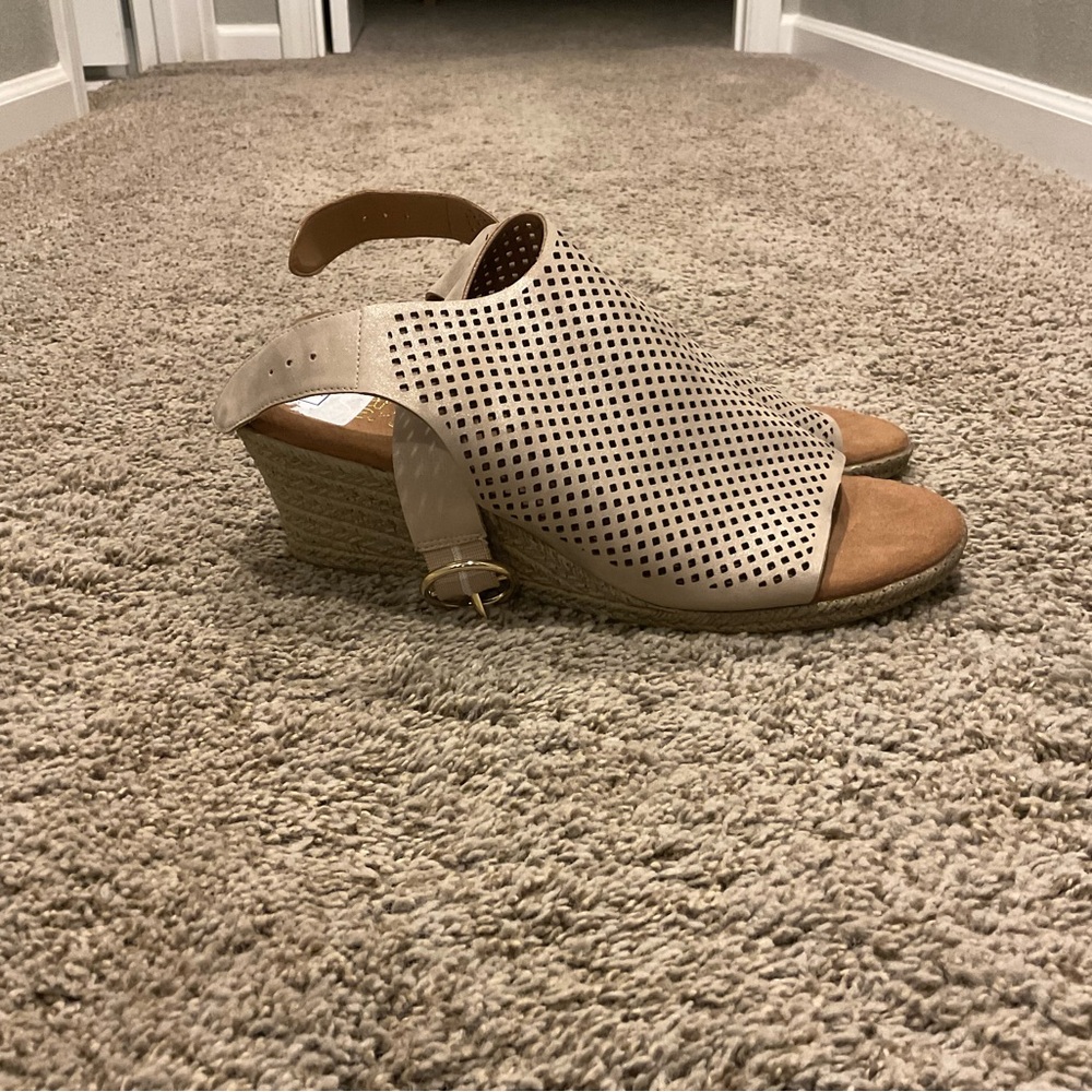 Gold weaved strap wedge